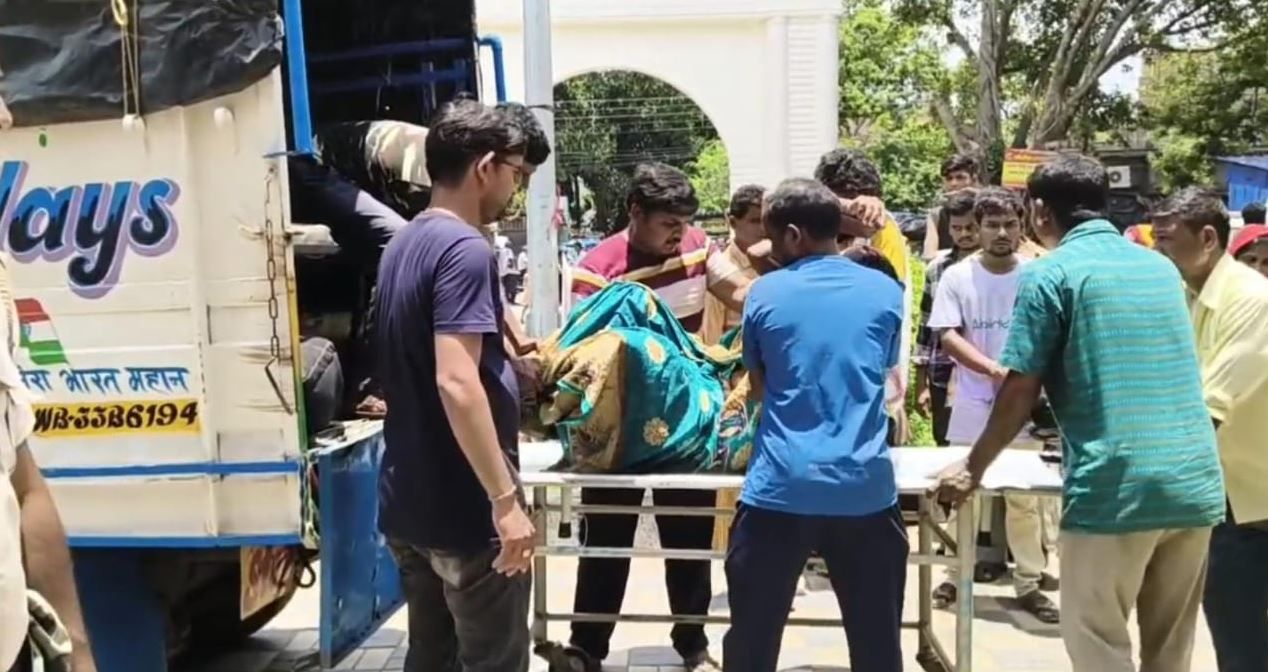 মেদিনীপুর-লালগড়গামী বাস নিয়ন্ত্রণ হারিয়ে রাস্তার পাশের জমিতে উল্টে যায়!