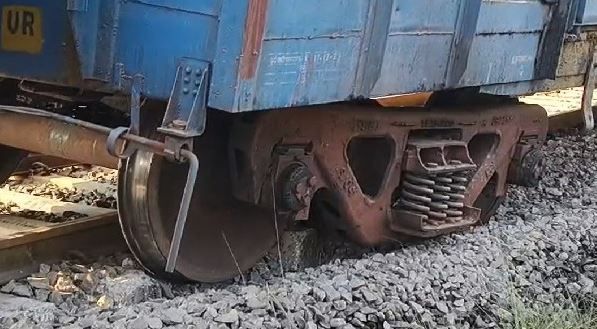 অন্ধ্রপ্রদেশে পণ্যবাহী ট্রেন লাইনচ্যুত!