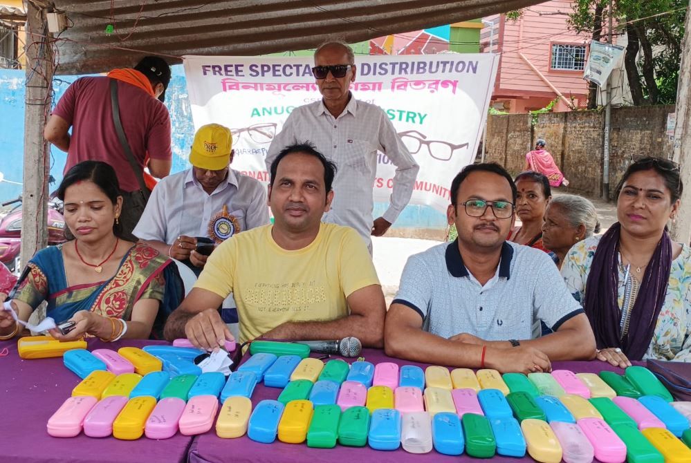 খড়্গপুর আত্মজা ফাউন্ডেশন ও ইন্টারন্যাশনাল হিউম্যান রাইটস কমিউনিটির উদ্যোগে বিনামূল্যে চশমা বিতরণ শিবির!