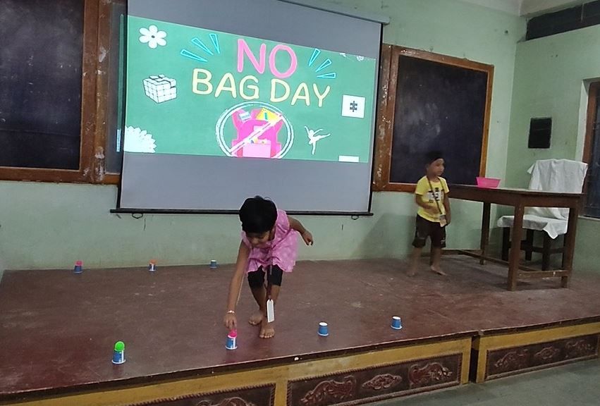 পশ্চিম মেদিনীপুর জেলার বেলদা খাকুড়দার স্কুলে এক অভিনব কর্মসূচি 'নো ব্যাগ ডে'!