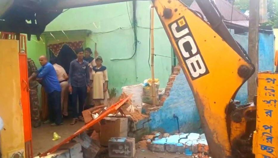 মেদিনীপুর শহরে আদালতের নির্দেশে অবৈধ নির্মাণ ভাঙাকে কেন্দ্র করে পুলিশের সঙ্গে খণ্ডযুদ্ধ স্থানীয়দের!