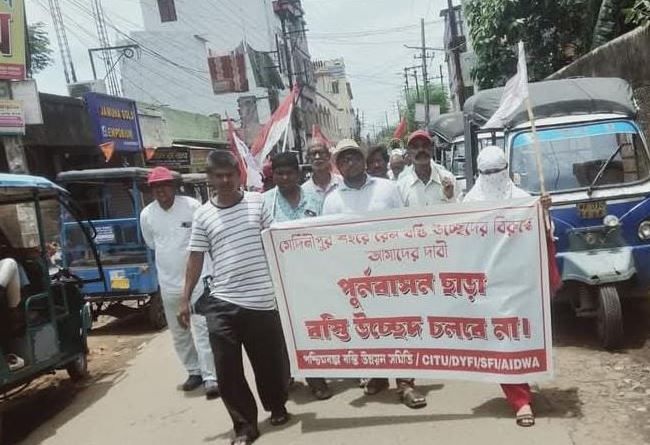 মেদিনীপুর স্টেশন সংলগ্ন বস্তিবাসীদের পুনর্বাসনের দাবিতে বামেদের ডেপুটেশন!