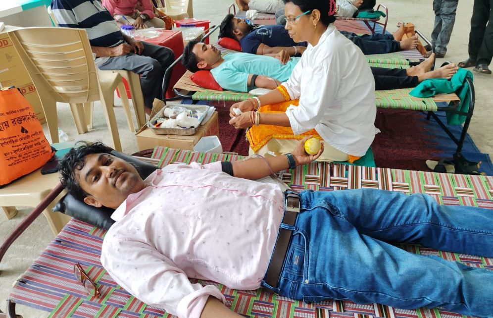 ঘাটালের মহকুমা শাসকের কর্মচারী, কর্মজীবনের শেষ দিন উপলক্ষে রক্তদান শিবির!