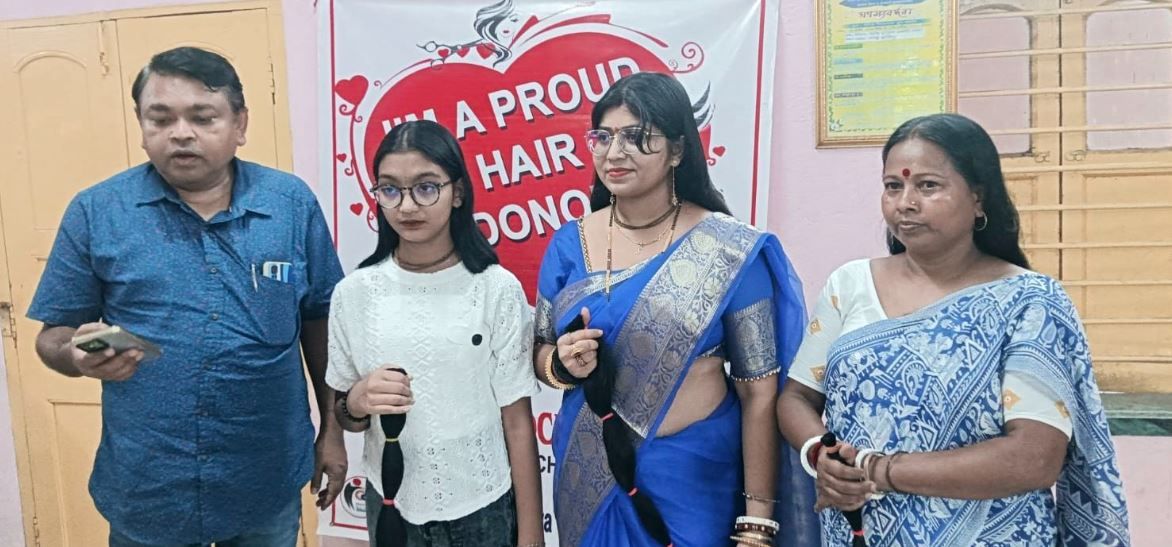 ক্যান্সার রোগীদের জন্য চুলদান ঘাটালের বেশ কয়েকজন মহিলারা!