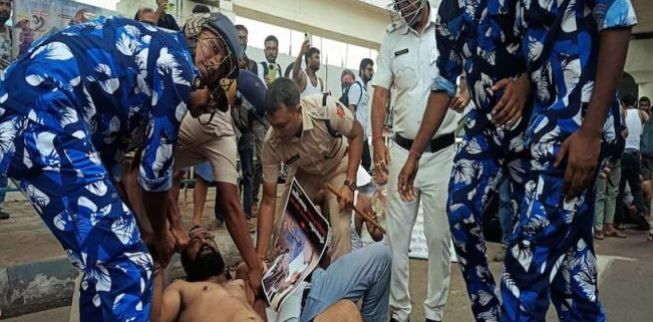 অর্ধনগ্ন প্রতিবাদ চাকরিহারাদের!