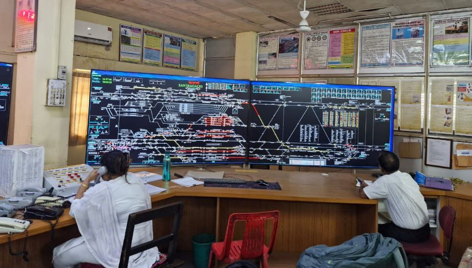 ভারতীয় রেলপথ বর্তমানে এক বৃহৎ পরিবর্তনের মধ্য দিয়ে যাচ্ছে!