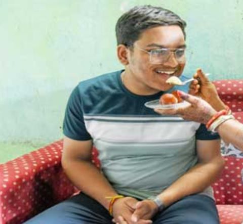 মুদিখানার দোকানে কাজ করে মাধ্যমিকে জলপাইগুড়ি জেলার সেরা কৌশিকঘোষ !