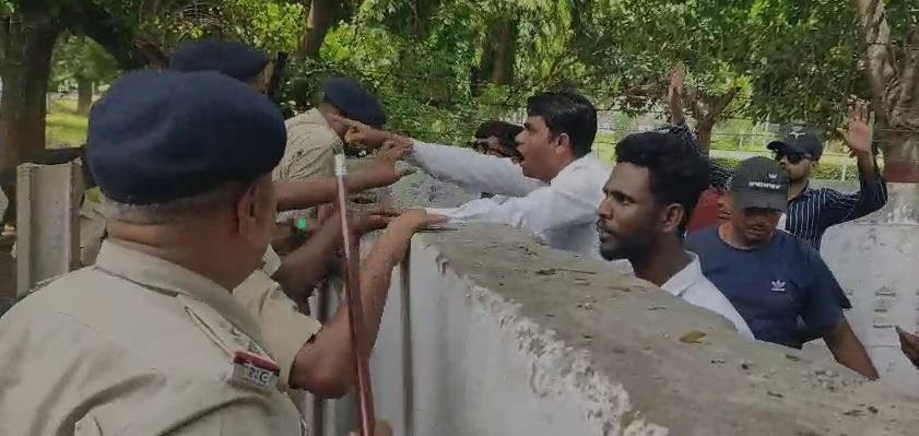 খড়গপুর শহরের ৮০ বছরের পুরনো ডিআরএম বাংলো এলাকা বন্ধ করে দিল রেল, বিক্ষোভের সূত্রপাত!