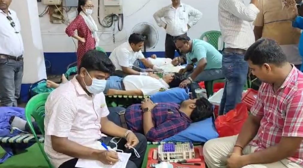 পশ্চিম মেদিনীপুর জেলা প্রাথমিক বিদ্যালয় সংসদে রক্তদান শিবিরে রক্ত দিলেন ১১১ জন!