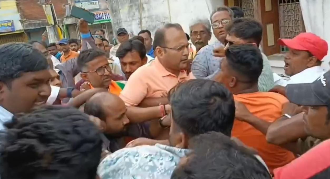 মেদিনীপুর জেলা বিজেপি কার্যালয়ের সামনে ধুন্ধুমার ও বেল্ট দিয়ে মারপিট দিলীপ ঘোষের অনুগামীদের!