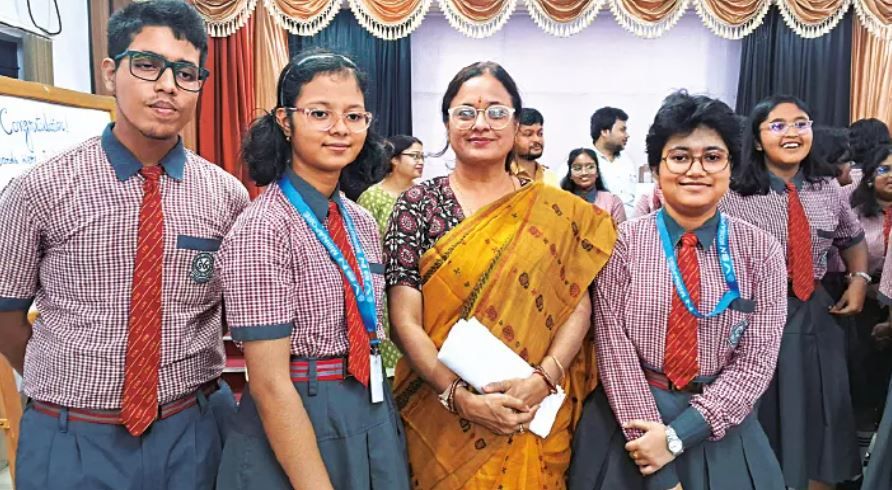 ICSE পরীক্ষায় সর্বভারতীয় স্তরে দেশের মধ্যে দ্বিতীয় মেদিনীপুরের দুই কন্যা!