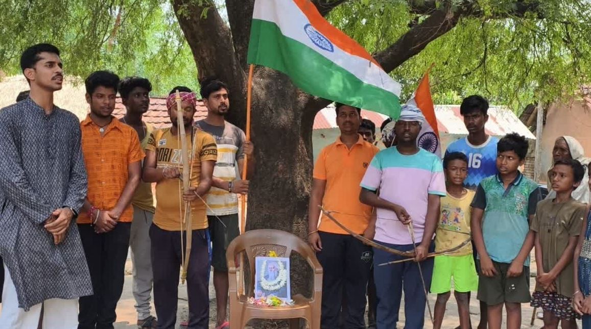 রবীন্দ্রজয়ন্তীতে কাঁকসার জঙ্গলমহলে তীর ধনুক হাতে ভারতীয় সেনার পাশে থাকার শপথ আদিবাসীদের!