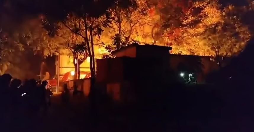 মালদার মানিকচক থানায় একের পর এক বিস্ফোরণের শব্দ ও অগ্নিকাণ্ডে পুড়ে ছাই হয়ে গেল থানার মালখানা!