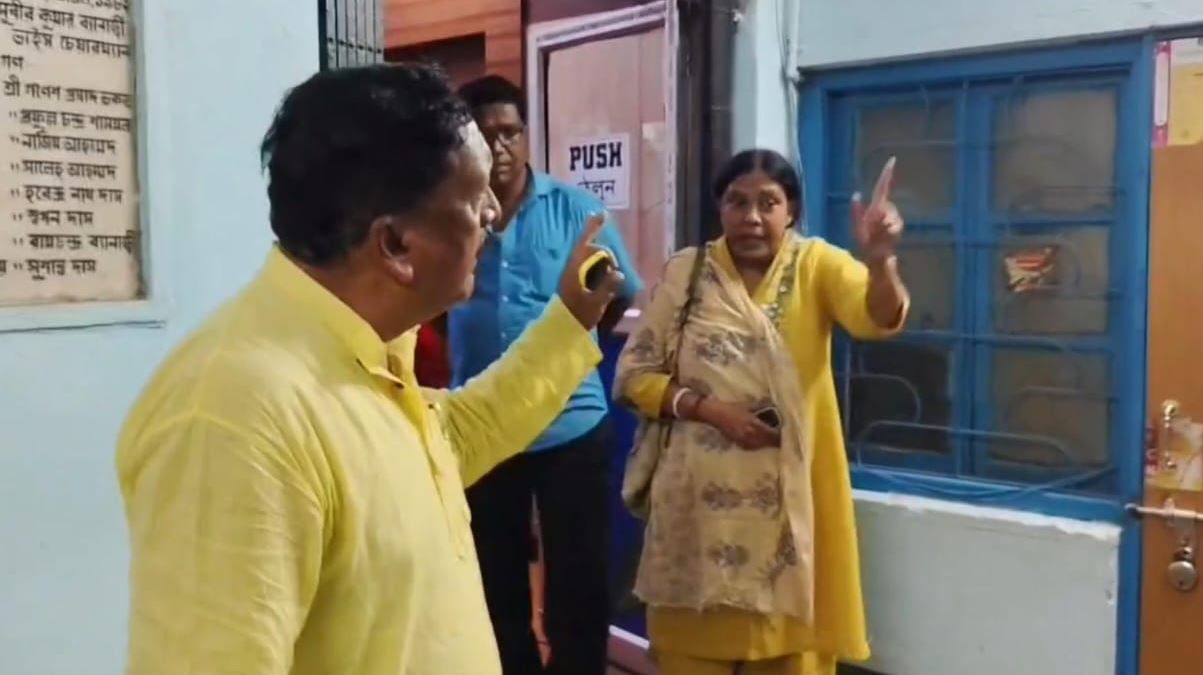 জলের সমস্যা নিয়ে তৃণমূল কাউন্সিলার ও  পৌরসভার চেয়ারম্যান সঙ্গে তুমুল উত্তেজনা এবং ভেঙে দেওয়া হলো টেবিলের কাচ ও চেয়ার!