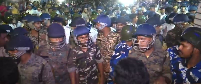 বিকাশ ভবনের সামনে চাকরিহারাদের উপর লাঠিচার্জের অভিযোগ !