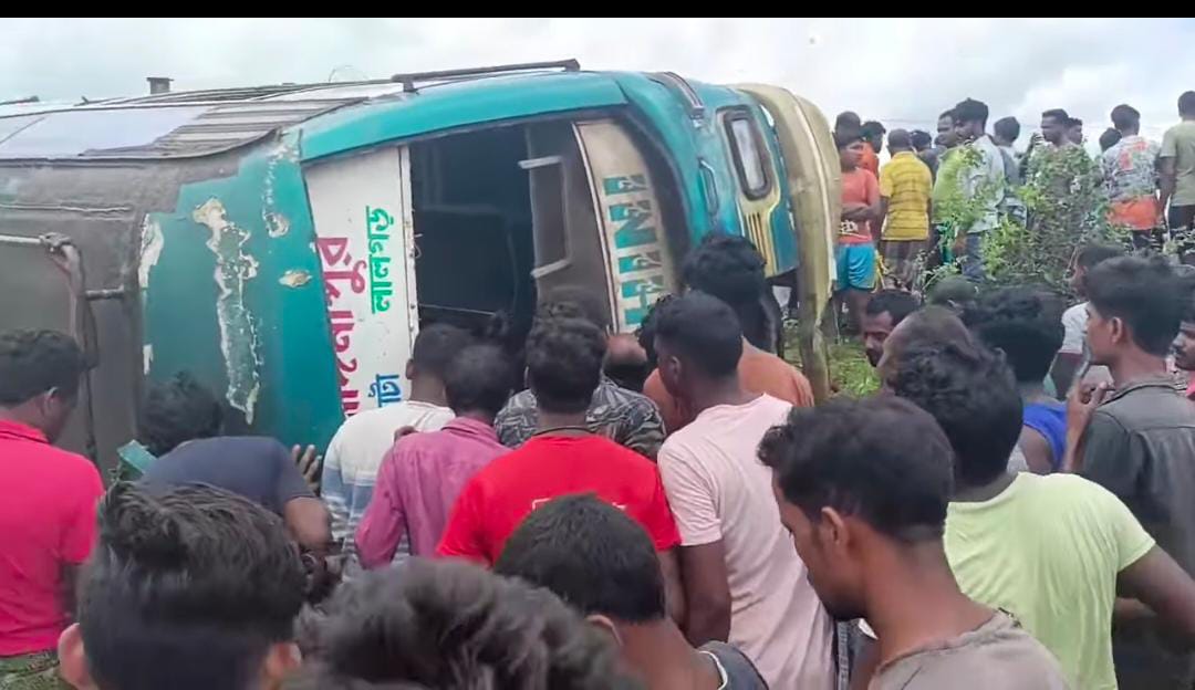 ভাদুতলায় যাত্রীবাহী বাস উল্টে বিপত্তি,আহত একাধিক!