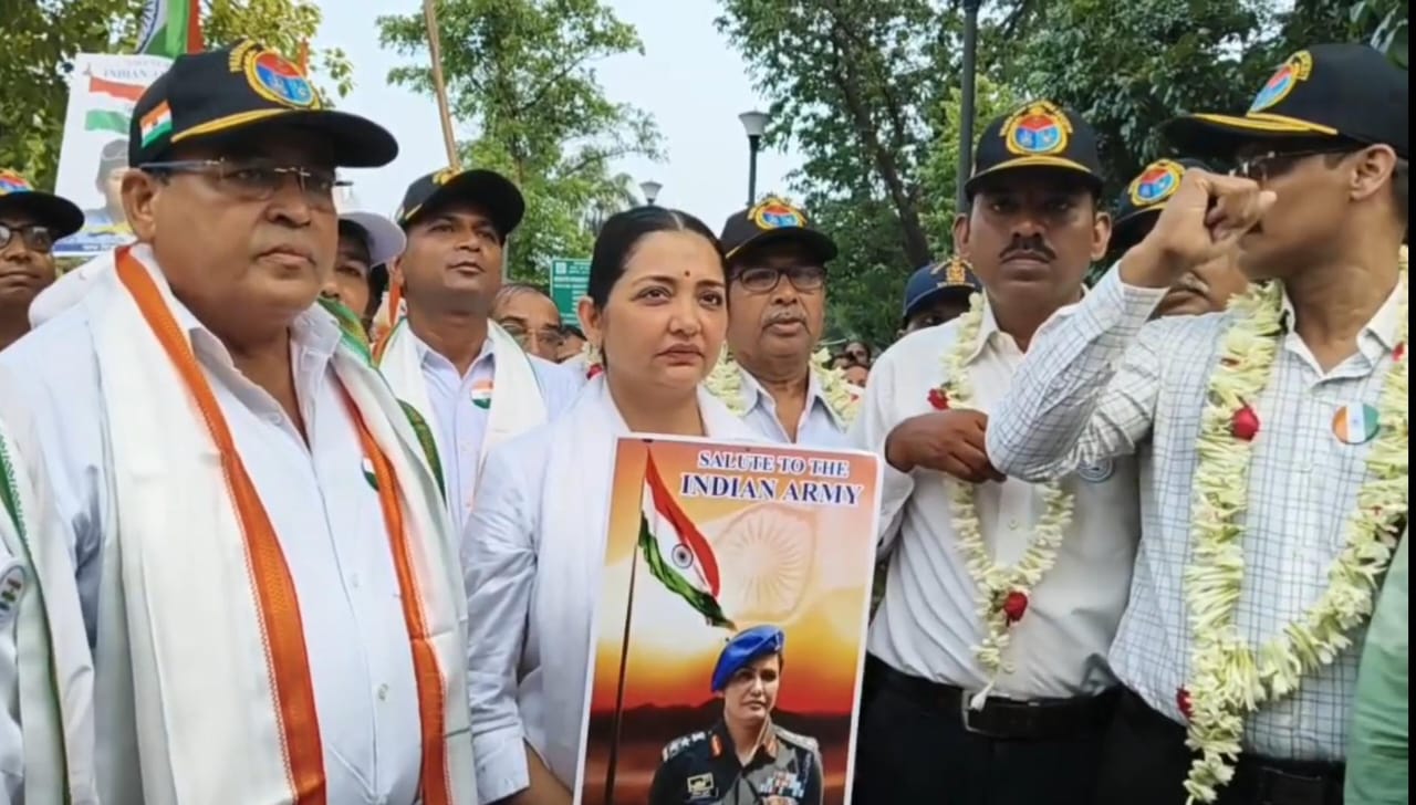 মেদিনীপুর শহরে  রাস্তায় পদ যাত্রায় মাধ্যমে দেশরক্ষার্থে কর্মরত সেনা জওয়ান এবং বীর শহিদদের নতমস্তক প্রণাম জানালো!
