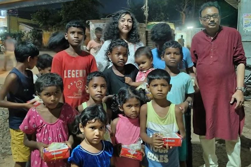 নিজের প্রথম উপার্জন দিয়ে মানব সেবা করলেন ডাক্তারী পড়ুয়া সায়ন্তিকা!