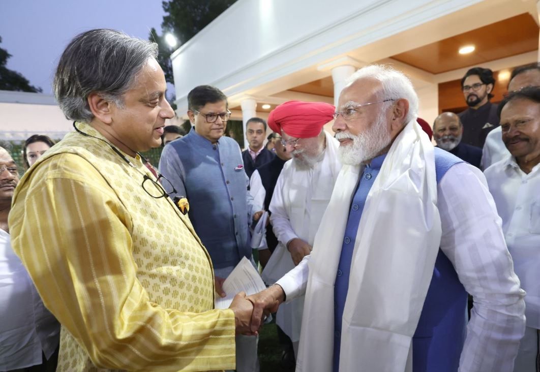 প্রধানমন্ত্রীর বাসভবনে সাতটি প্রতিনিধি দলের ৫০ সদস্য!