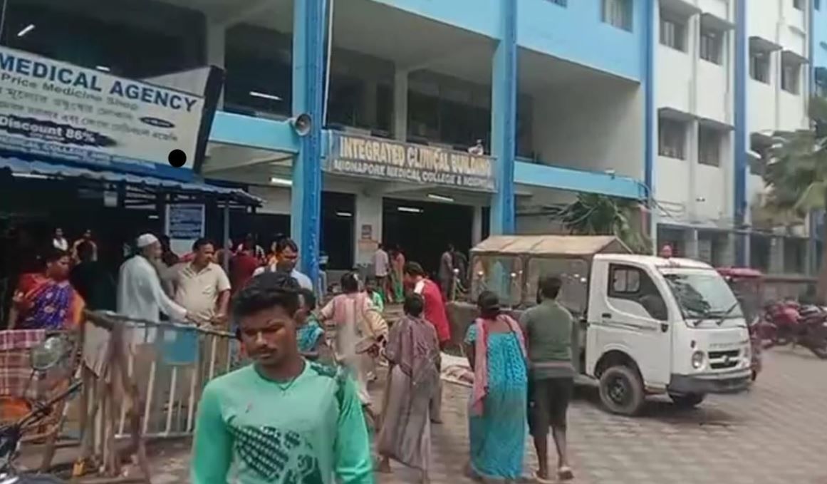 মেদিনীপুর শহরের ইলেকট্রিক খুঁটি থেকে বিদ্যুৎপৃষ্ট ১৪ বছরের নাবালিকা!