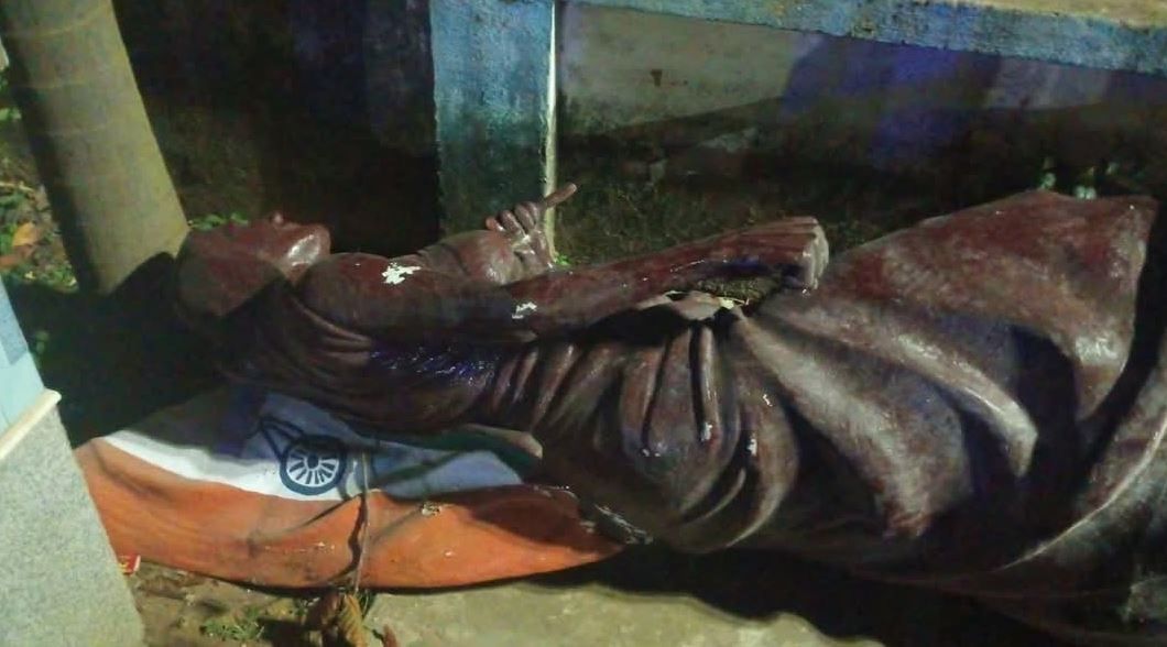 বিপ্লবী শহর মেদিনীপুরে জাতীয় পতাকা হাতে মাটিতে পড়ে থাকা ভূপতিত বীরাঙ্গনা  মাতঙ্গিনী হাজরা!