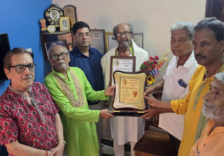 গণপতি বসু স্মৃতি সমিতির জীবনকৃতি সম্মান পেলেন নাট্যব্যক্তিত্ব প্রতীক দে!