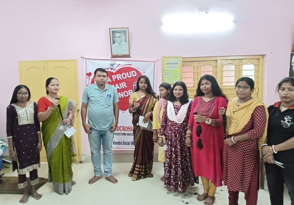 ঘাটালের  ভারতীয় রেড ক্রস সোসাইটির  উদ্যোগে ক্যান্সার রোগীদের জন্য চুলদান শিবির!