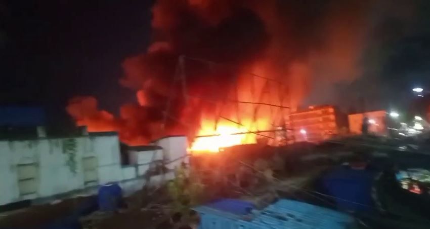রবিবার মধ্য রাতে খিদিরপুর বাজারে ভয়াবহ অগ্নিকাণ্ড!