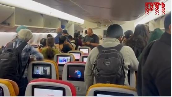 সান ফ্রান্সিসকো থেকে মুম্বাইগামী এয়ার ইন্ডিয়ার বিমানে যান্ত্রিক ত্রুটি, কলকাতায় নামিয়ে দেওয়া হল যাত্রীদের!