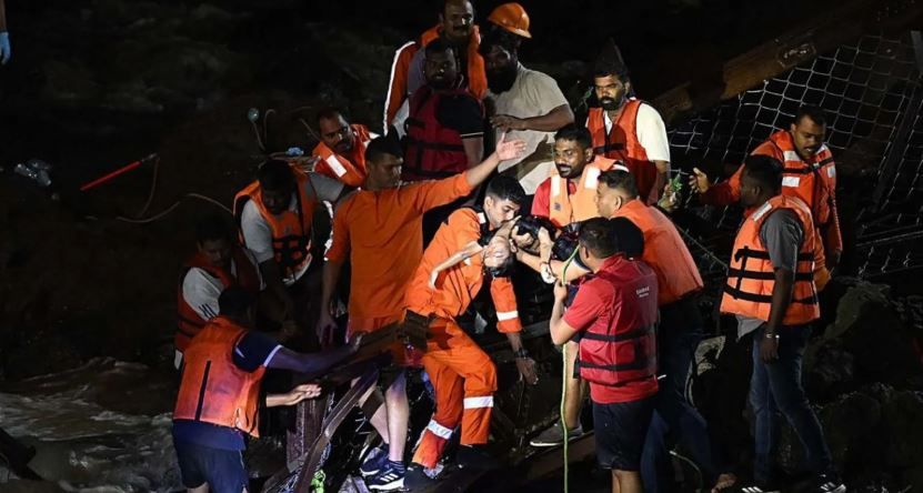 পুণেয় ভেঙে পড়ল সেতু ৪ জনের মৃত্যু, ১৮ জন আহত!