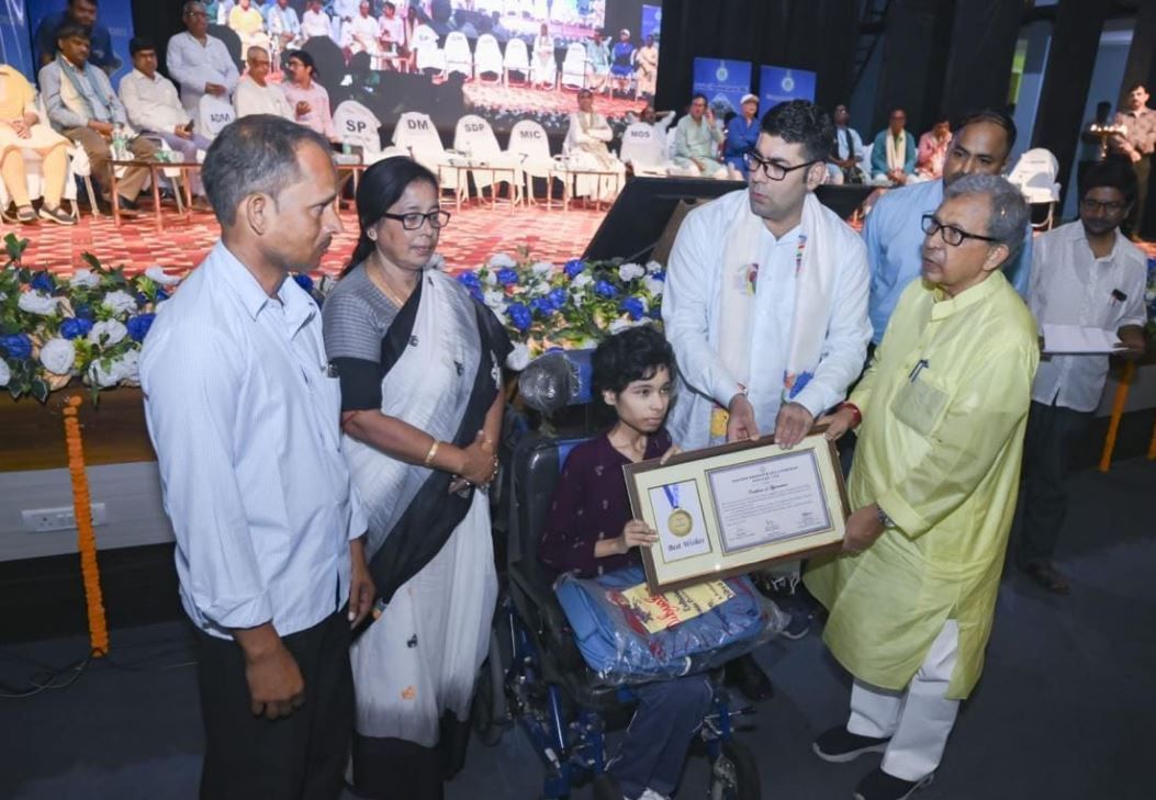 সমস্ত প্রতিবন্ধকতাকে দূরে ঠেলে 'নিট' পরীক্ষায় উত্তীর্ণ হলেন বিশেষ চাহিদা সম্পন্ন ছাত্রী স্বর্ণাভ বেরা!