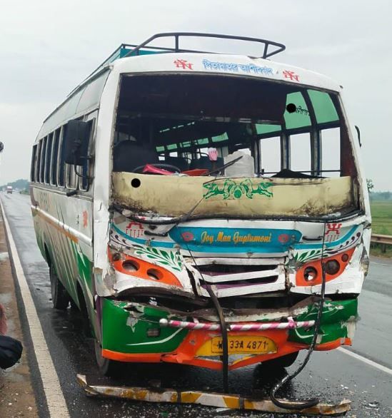 খড়গপুর থেকে ডেবরা যাওয়ার সময় বসন্তপুরের কাছে বাস দুর্ঘটনা!