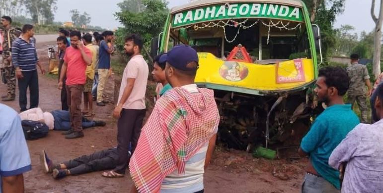 ঝাড়গ্রামে  গুপ্তমনির কাছে স্কুটি চালককে বাঁচাতে গিয়ে দুর্ঘটনার কবলে যাত্রীবাহী বাস!
