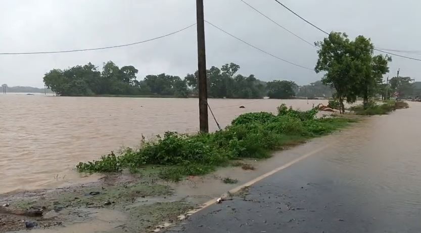 বন্যা পরিস্থিতি পশ্চিম মেদিনীপুর জেলার বিস্তীর্ণ এলাকায়!
