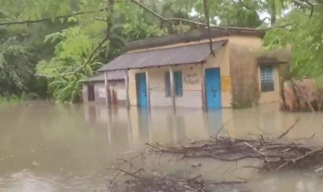 শিলাবতি নদীর জল ক্রমশ বাড়তে থাকায় ইতিমধ্যে গড়বেতা এলাকাতে বন্যা পরিস্থিতি!