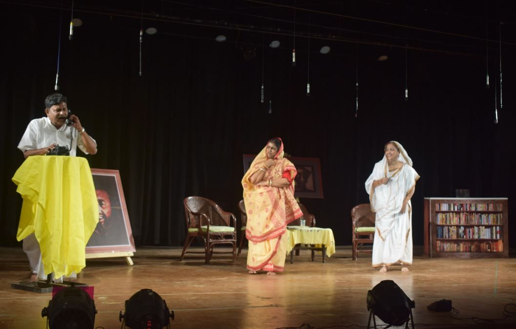 কলকাতায় নাট্যপ্রেমীদের হৃদয় জিতলো মেদিনীপুরের তরুণ থিয়েটার নাট্যপ্রেমীরা!