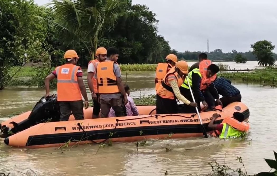 গড়বেতার জলমগ্ন বিভিন্ন এলাকা থেকে জলবন্দি মানুষদের উদ্ধারকাজ শুরু করলো জেলা প্রশাসন!