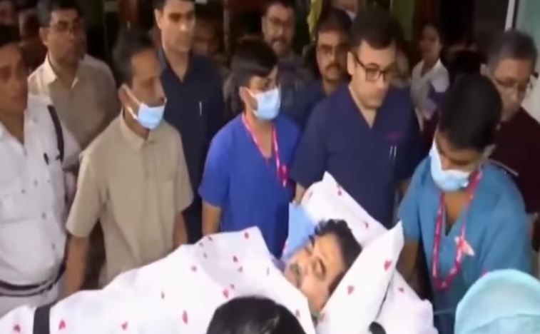 গুরুতর অসুস্থ অভিজিৎ গঙ্গোপাধ্যায়কে নিয়ে যাওয়া হচ্ছে দিল্লির এইমস-এ!