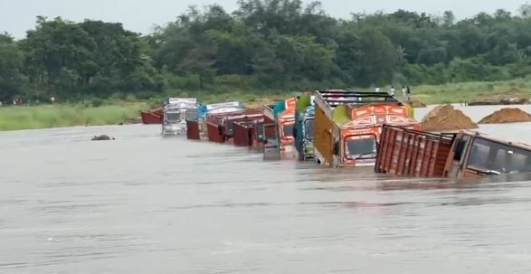 দামোদরের বালি তুলতে গিয়ে নদীর জলে তলিয়ে গেল লরি!