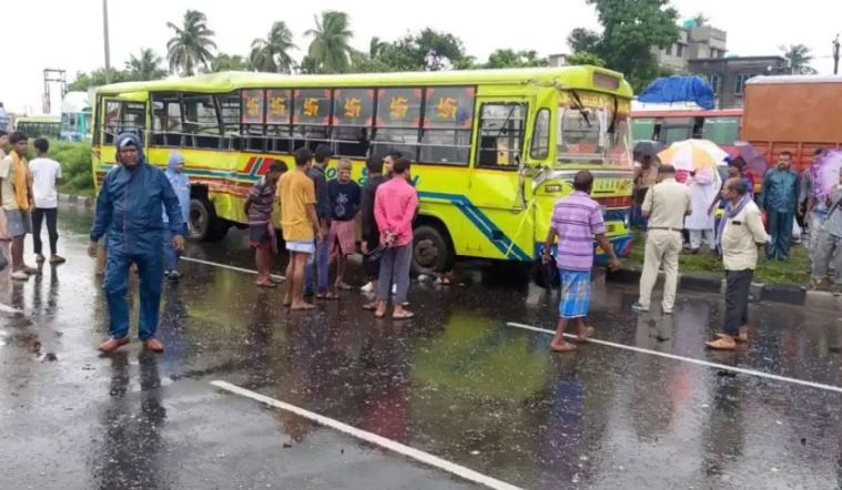 হাওড়ার বাগনানে বাস–লরির মুখোমুখি সংঘর্ষ!