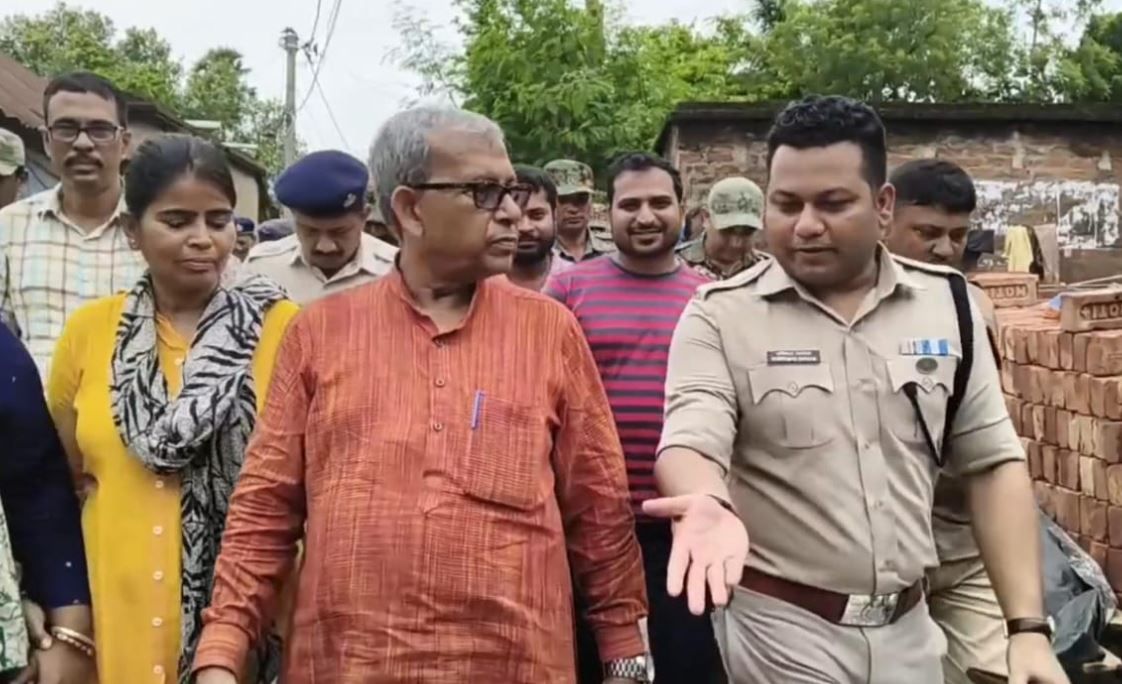 বন্যা কবলিত গড়বেতার এলাকা পরিদর্শন করলেন রাজ্যের মন্ত্রী ও  প্রশাসন অধিকারীরা!