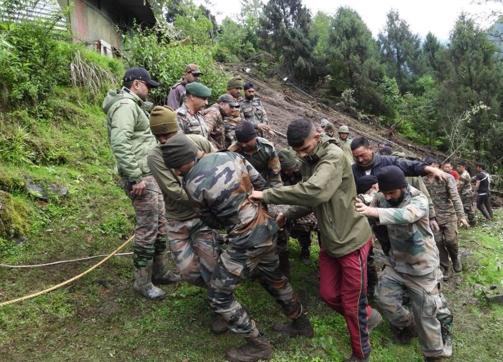 সিকিমে মর্মান্তিক ভূমিধস,৩ জন সেনা নিহত, নিখোঁজ ৯ জন!