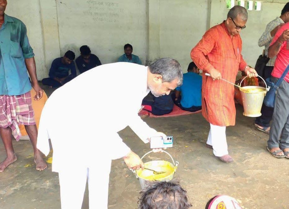 সরকারের এক উচ্চপর্যায়ের প্রতিনিধিদল গড়বেতা বন্যাকবলিত এলাকায় এসে দুর্গত মানুষদের কিছু ত্রাণসামগ্রী বিতরণ!