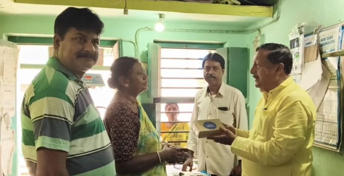 মেদিনীপুর পৌরসভা এলাকায়  জগন্নাথ মন্দিরের মহাশ্রদ্ধার সঙ্গে বিতরণ করা হল!