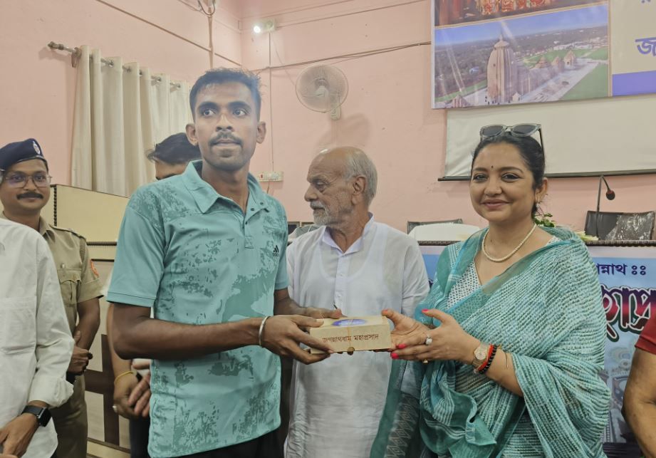 মেদিনীপুরের সাংসদ জুন মালিয়া শালবনী ব্লকে বাড়িতে  দীঘার জগন্নাথধামের মহাপ্রসাদ বিতরণের বিতরণ করা হল!