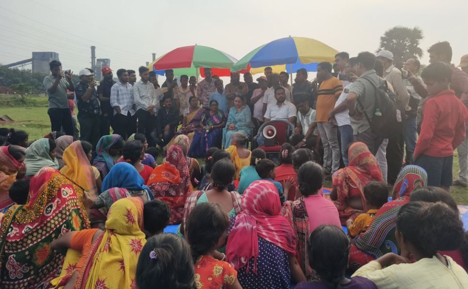 শনিবার খড়গপুর ১ নং ব্লকের সামরাইপুরে গ্রামবাসীদের সঙ্গে কথা বললেন মেদিনীপুরের সাংসদ জুন মালিয়া!