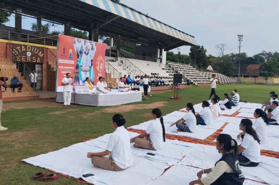 খড়গপুর সেরসা স্টেডিয়ামে বিশ্ব যোগ দিবস পালন!