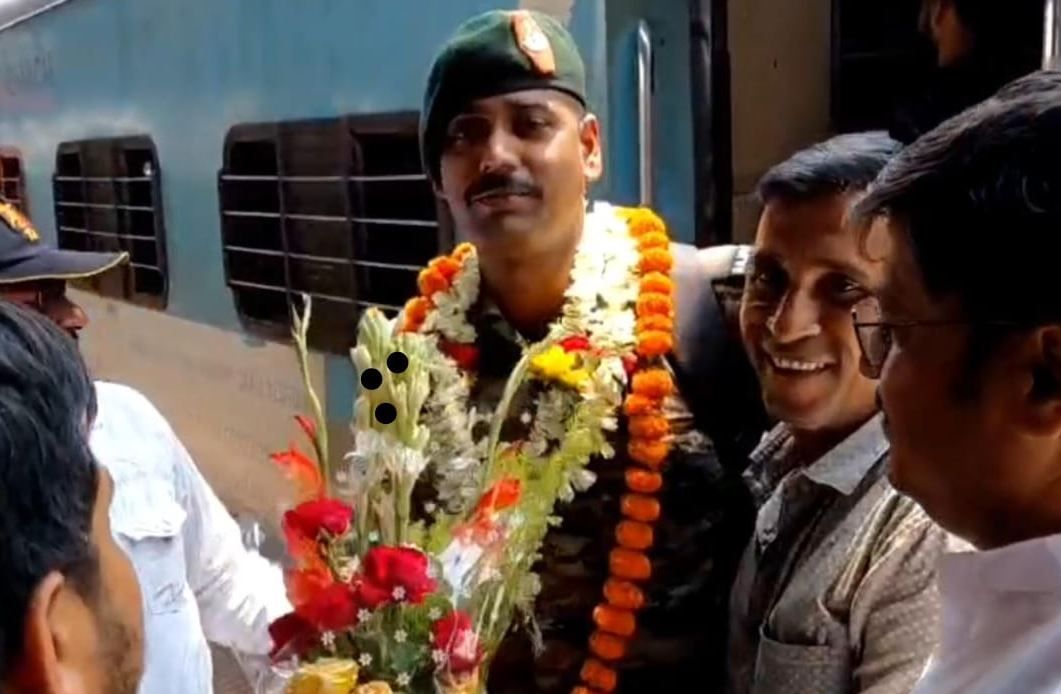 মেদিনীপুর জেলার অবসরপ্রাপ্ত সেনা জওয়ান, যিনি অপারেশন সিন্দুরে যোগ দিয়েছিলেন, বাড়ি ফিরে আসার পর বাদ্যযন্ত্র বাজিয়ে তাকে উষ্ণ অভ্যর্থনা!