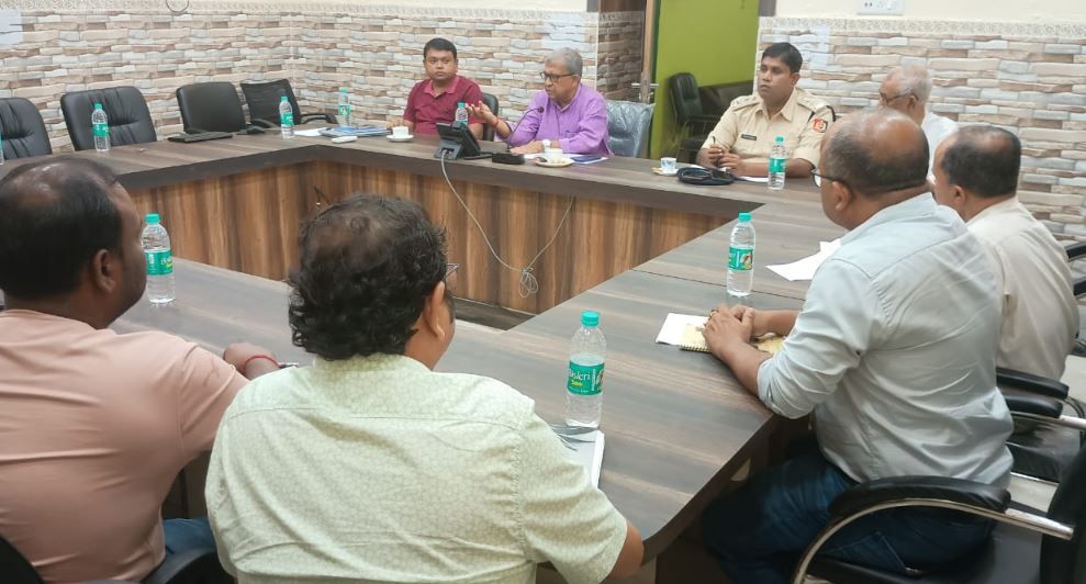 বন্যার  প্লাবিত ঘাটাল,পৌরসভার রাস্তায় ডিঙ্গিতে যাতায়াত করছেন অসহায় মানুষ!