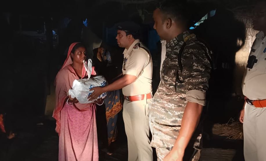 পশ্চিম মেদিনীপুর জেলার গড়বেতা  পুলিশের তরফ থেকে ত্রাণ সামগ্রী বিতরণ!